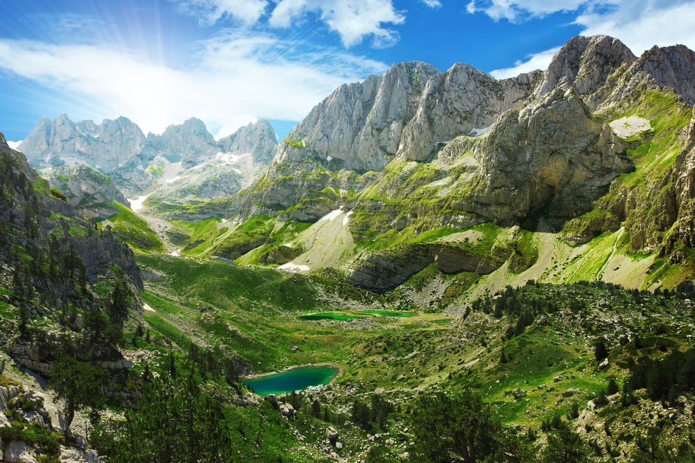 meertjes in een dal en groene bergen in de Alpen in Albanië