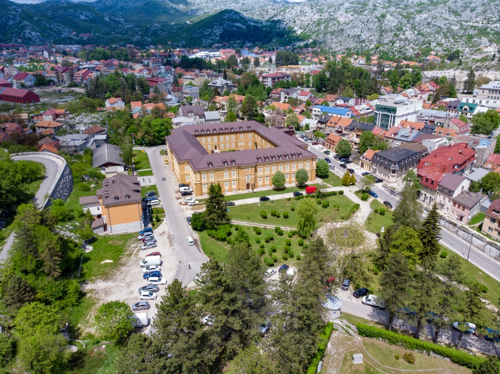 Cetinje Montenegro shutterstock 1409010896, Mooiste meren van Italië