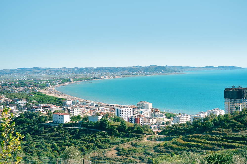 kuststrook van Dürres met hoge gebouwen, het strand, de zee en het achterland in Albanië