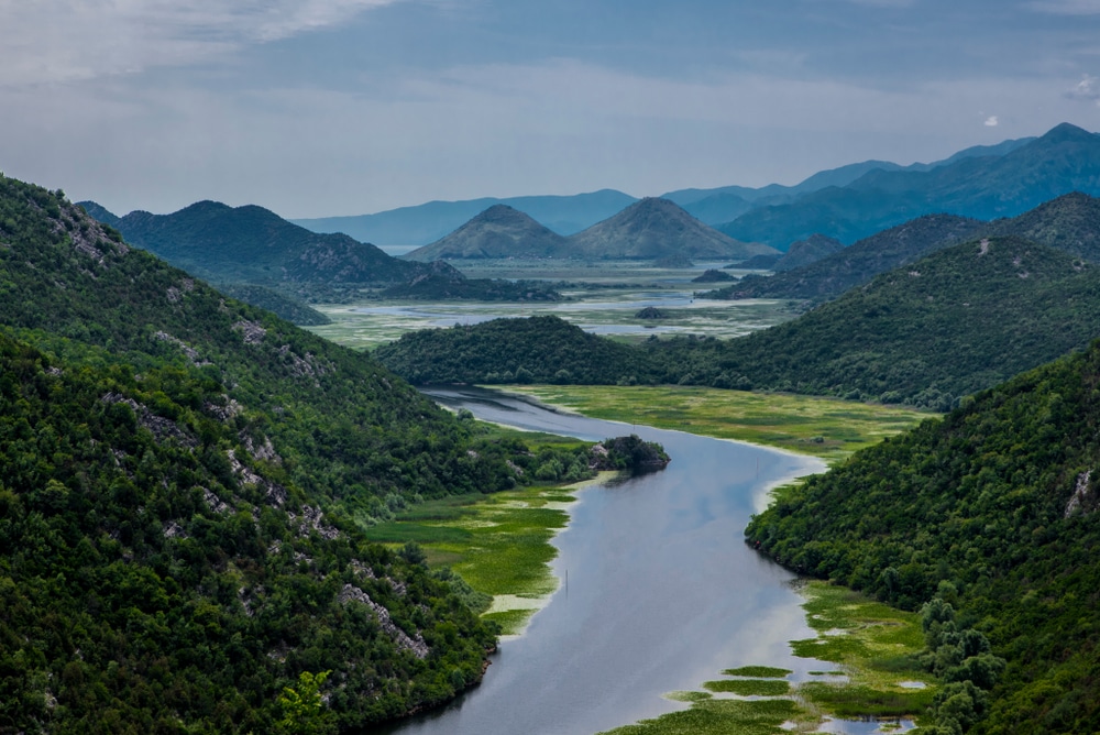 grauwe dag aan het Shkodër meer in Albanië