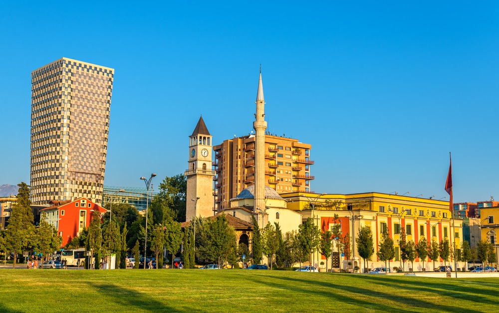 oude en nieuwe gebouwen op een klaar blauwe dag in de hoofdstad Tirana van Albanië 