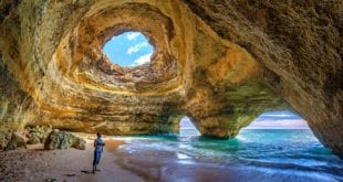 Benagil: grot met strand in de Algarve, Portugal