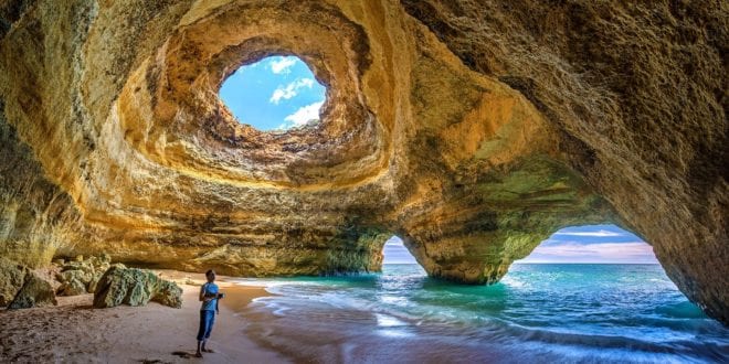 Benagil: grot met strand in de Algarve, Portugal