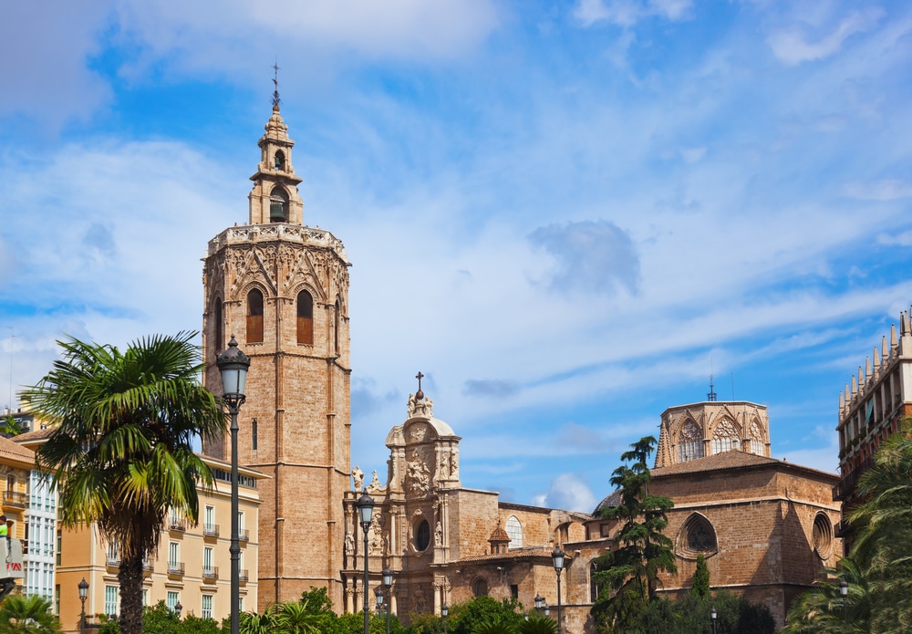 Cathedral de Valencia en de toren el Miguelete aan het Plaza de la Reina in Valencia