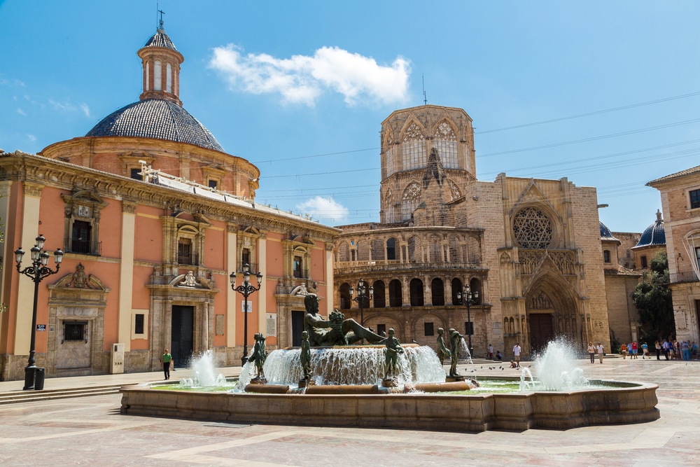 het plein Plaza de la Virgen met de fontein, kerk en kathedraal in Valencia