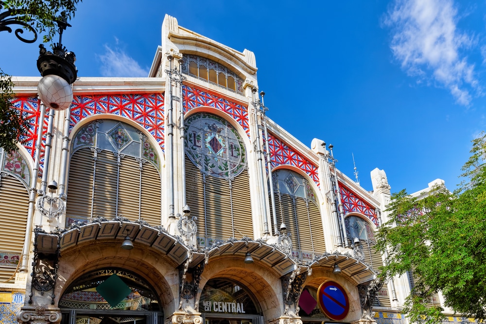 voorgevel met mozaïk en glas in lood van de Mercado Central in Valencia