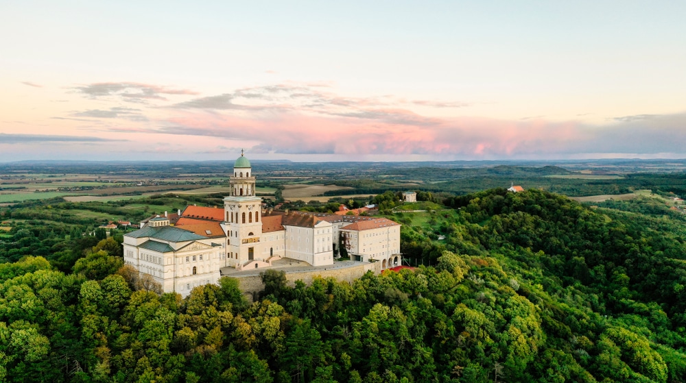 Abdij van Pannonhalma Hongarije shutterstock 1193750332, bezienswaardigheden in Hongarije