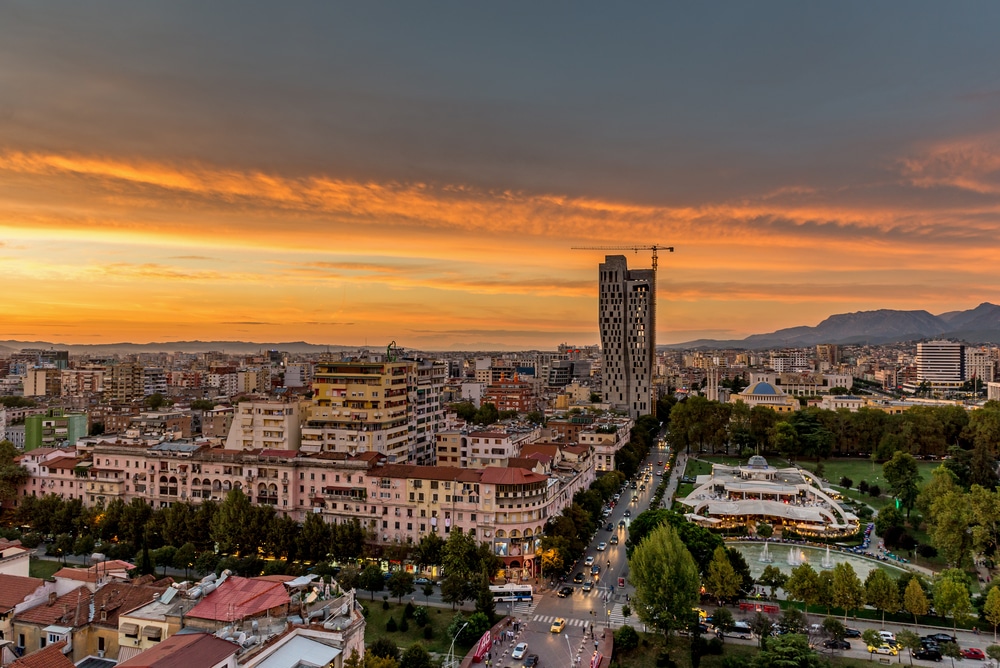 Blokku en Sky Tower Tirana shutterstock 521354875, tirana