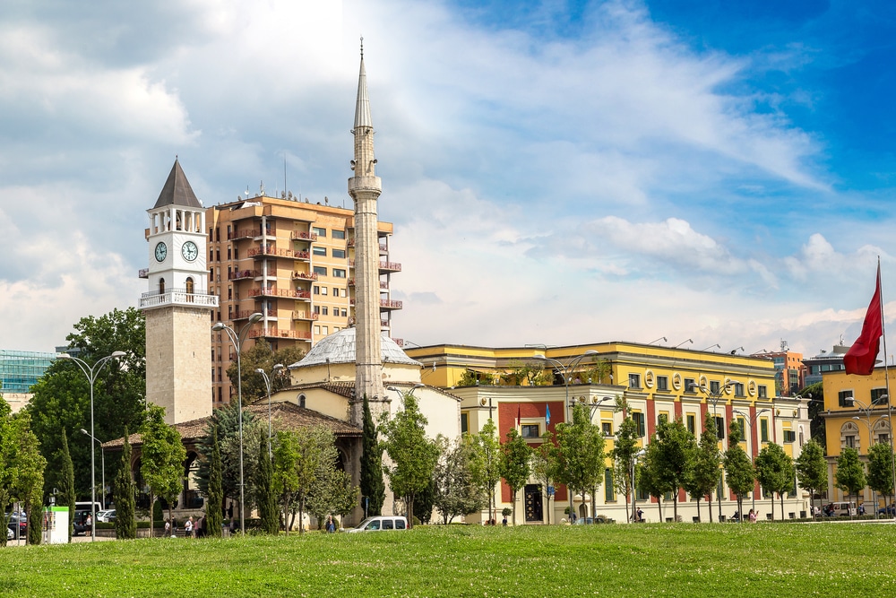 Ethem Bey Moskee Tirana shutterstock 527383471, tirana