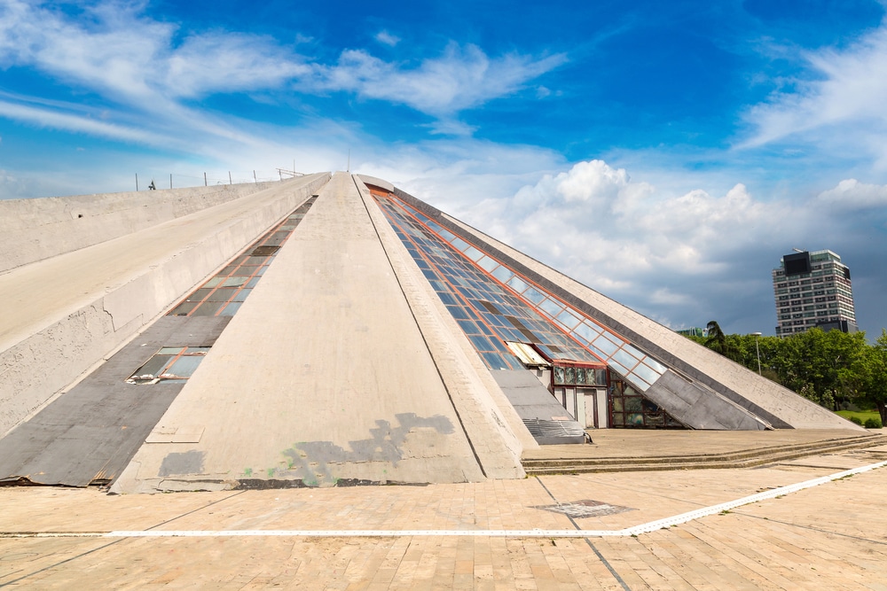 Piramide van Tirana Tirana shutterstock 537490189, tirana