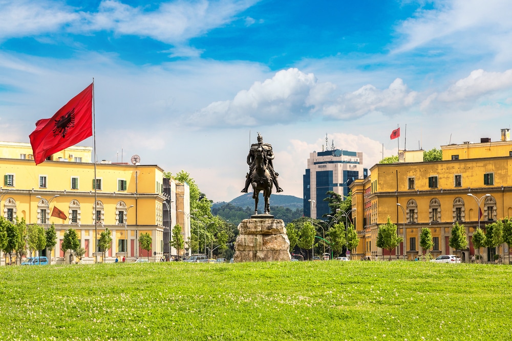Skanderbergplein Tirana Shutterstock 527383399