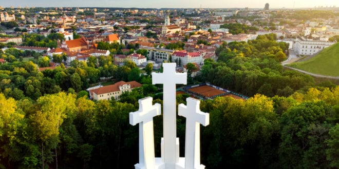 Bernadine Sodas en Trys Kryziai Vilnius shutterstock 1124594303, bezienswaardigheden in Vilnius