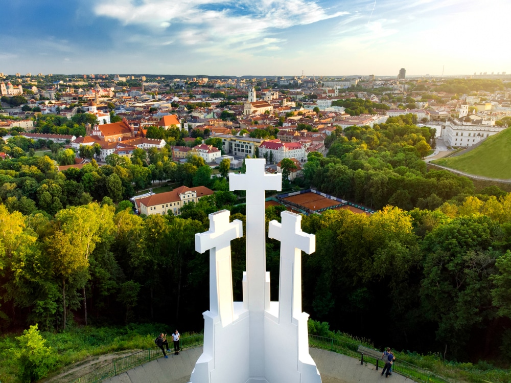 Bernadine Sodas en Trys Kryziai Vilnius shutterstock 1124594303, bezienswaardigheden in Vilnius