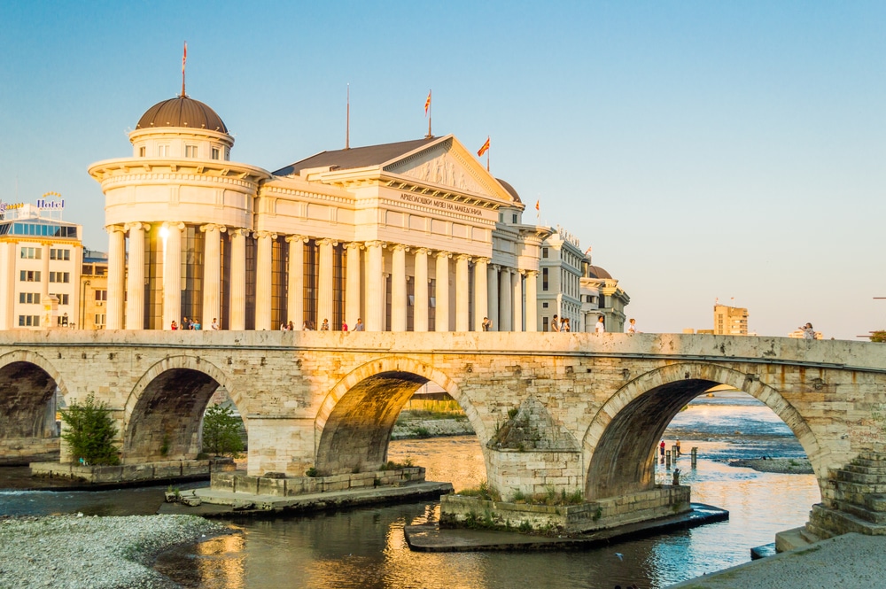 Stenen brug Skopje shutterstock 410451004, Bezienswaardigheden in Skopje