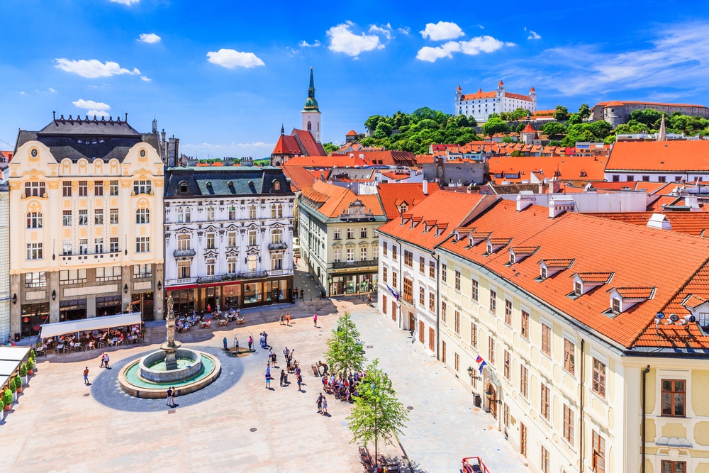 Hlavné Námestie Bratislava shutterstock 725421652, Bezienswaardigheden Bratislava