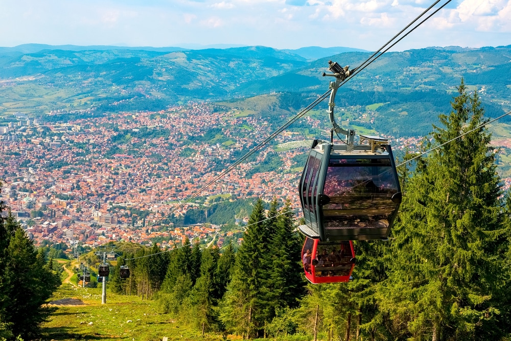 Kabelbaan naar Mount Trebevic Sarajevo shutterstock 1209105739, mooiste bezienswaardigheden in Bosnië en Herzegovina