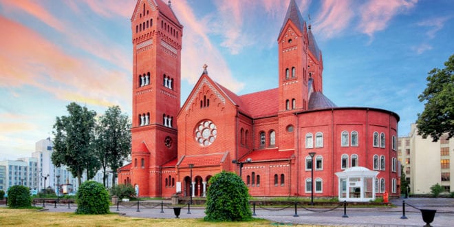 Rode kerk Minsk shutterstock 1488715256, Bezienswaardigheden in Wit-Rusland