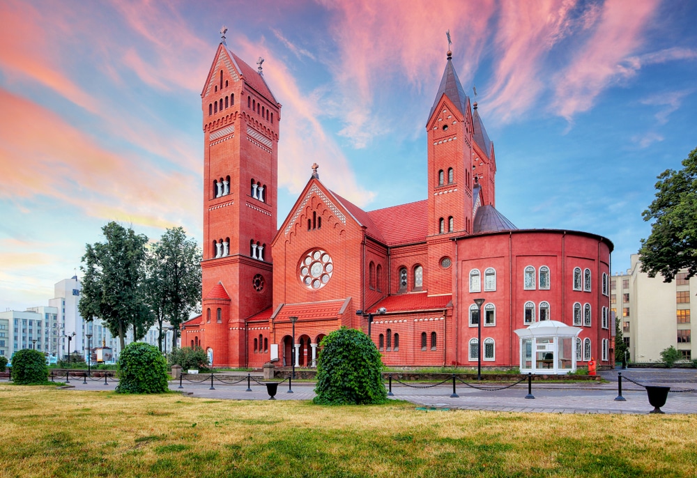 Rode kerk Minsk shutterstock 1488715256, Bezienswaardigheden in Minsk