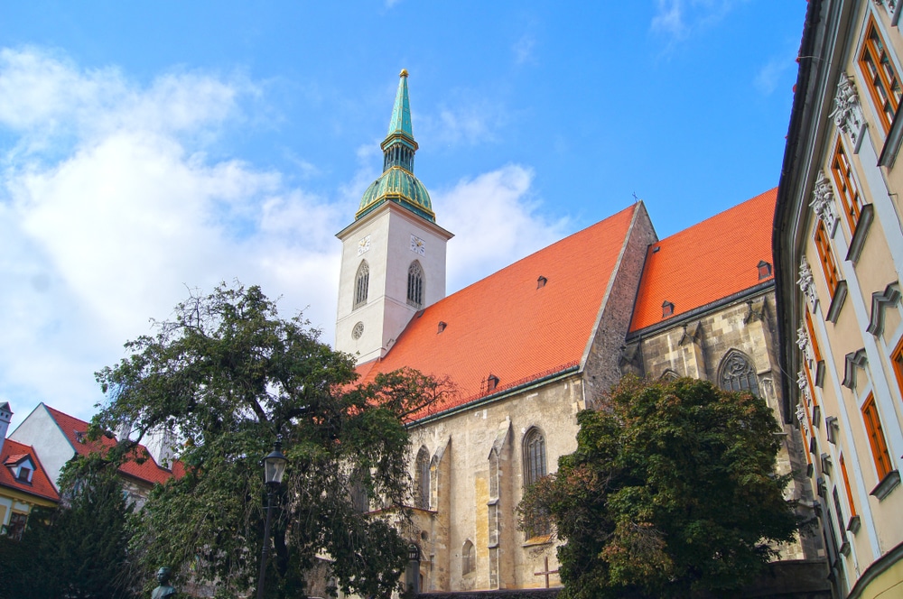 St. Martins Cathedral Bratislava shutterstock 1497694298, Bezienswaardigheden Bratislava