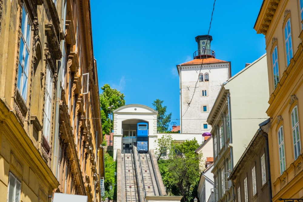 Zagreb Funicular en Toren van Lotrscak Zagreb shutterstock 1380773927, Bezienswaardigheden in Zagreb