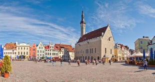 Raekoja Plats en Stadhuis Tallinn shutterstock 118199242, Bezienswaardigheden in Tallinn