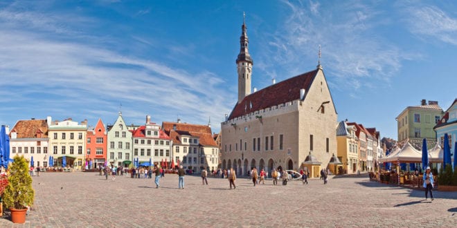 Raekoja Plats en Stadhuis Tallinn shutterstock 118199242, wandelroutes in Nederland