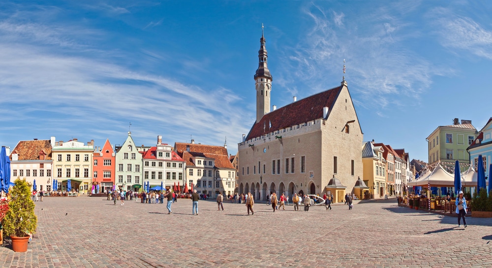 Raekoja Plats en Stadhuis Tallinn shutterstock 118199242, verrassende steden Europa