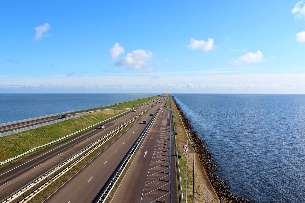 Afsluitdijk Friesland shutterstock 546399274,