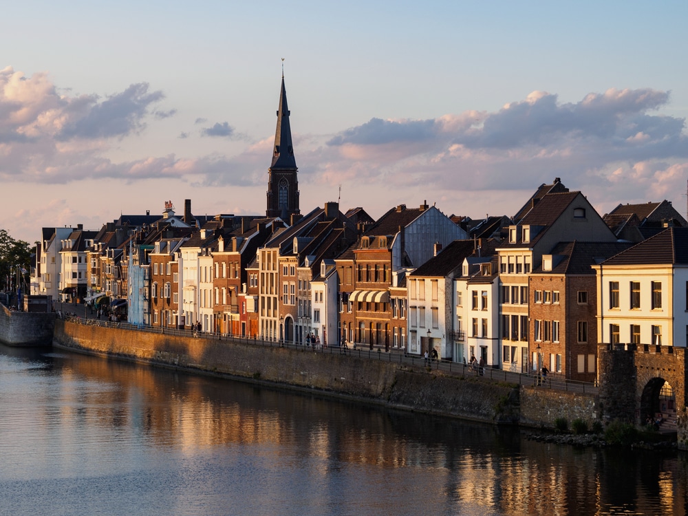 Boulevard met huizen langs de maas in Limburg