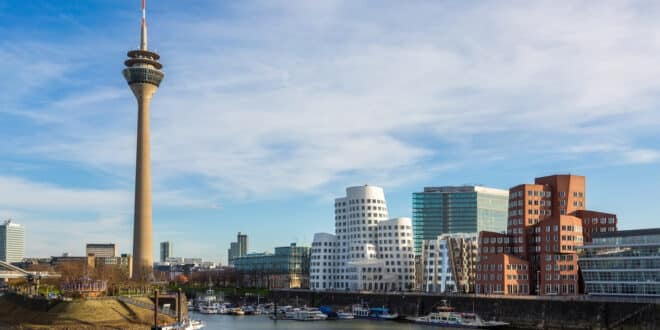 Medienhafen en Rheinturm Dusseldorf, natuurhuisjes Eifel