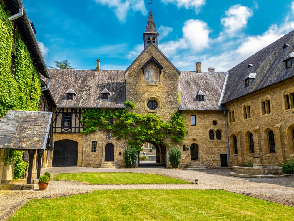 Abdij Notre Dame dOrval Belgische Ardennen shutterstock 1524414287, leukste en mooiste steden van België