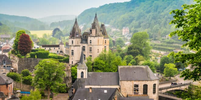 Durbuy Belgische Ardennen shutterstock 1408573835, de 10 leukste kerstmarkten van België voor 2023