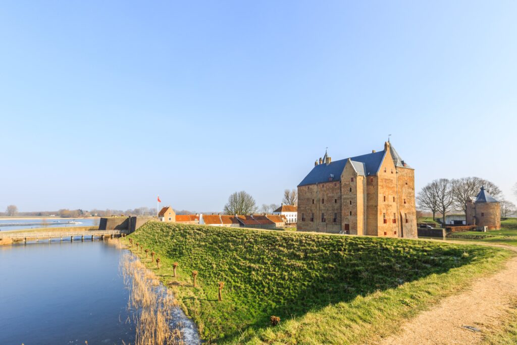 Slot Loevestein Gelderland min, vakantiehuisjes met jacuzzi op de Veluwe