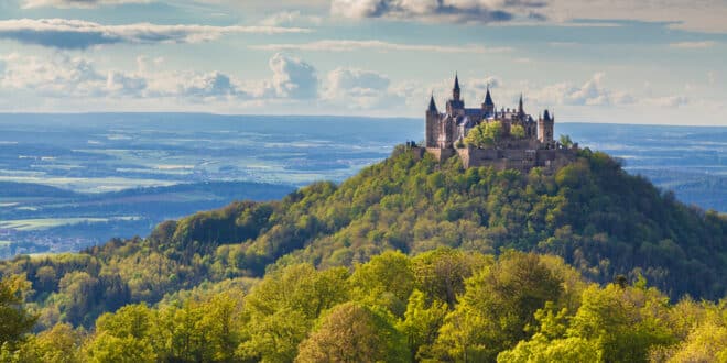 Burg Hohenzollern Zwarte Woud shutterstock 507331627, bezienswaardigheden sauerland