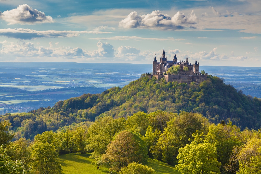 het kasteel Burg Hohenzollern gelegen op de top van een berg in het Zwarte Woud in Duitsland