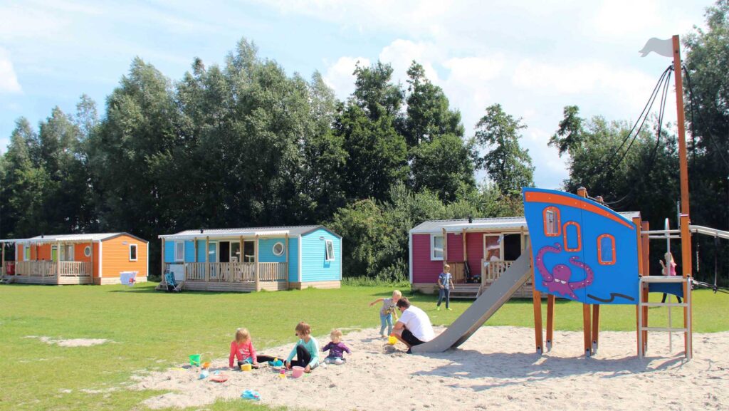 speeltuin met kinderen en ouder op het kindvriendelijke vakantiepark Molecaten Park Flevostrand in Flevoland