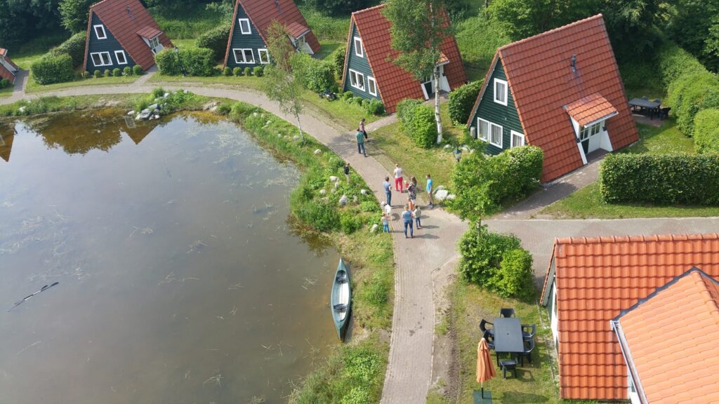 vakantiebungalows gelegen rondom een vijver met kano op Vakantiepark Eigen Wijze