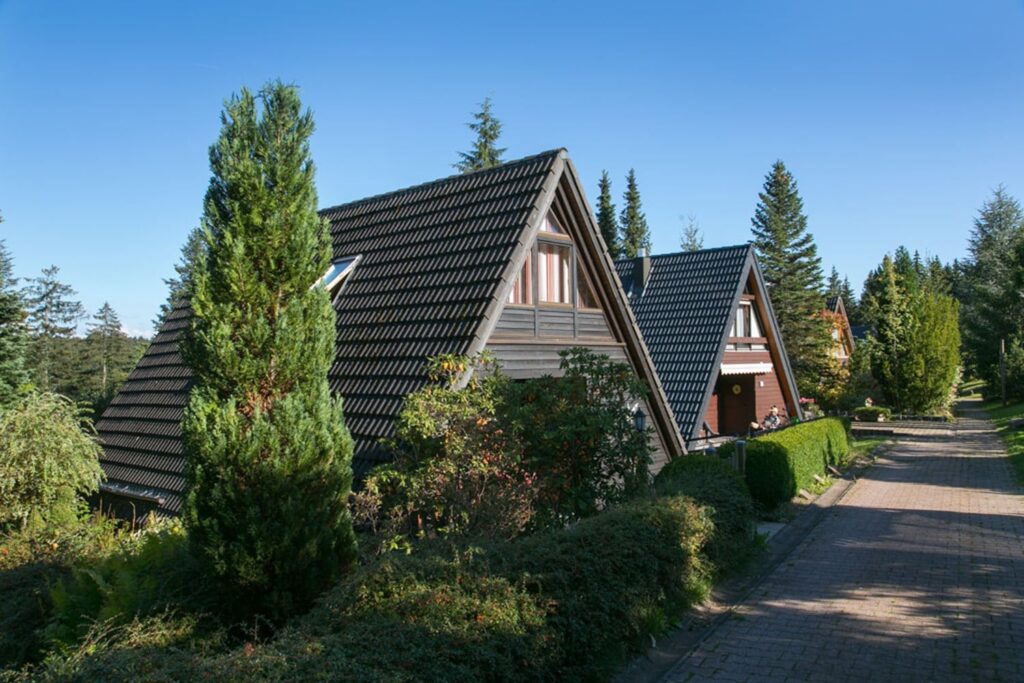 driehoekige vakantiehuizen op Vakantiepark Tennenbronn in het Zwarte Woud in Duitsland op een klaar blauwe dag