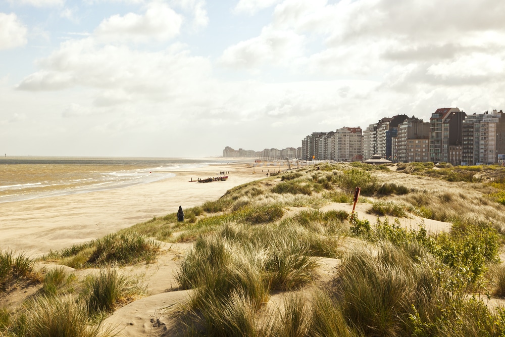 zee, strand, duinen en gebouwen aan de boulevard op een bewolkte dag in Knokke-Heist