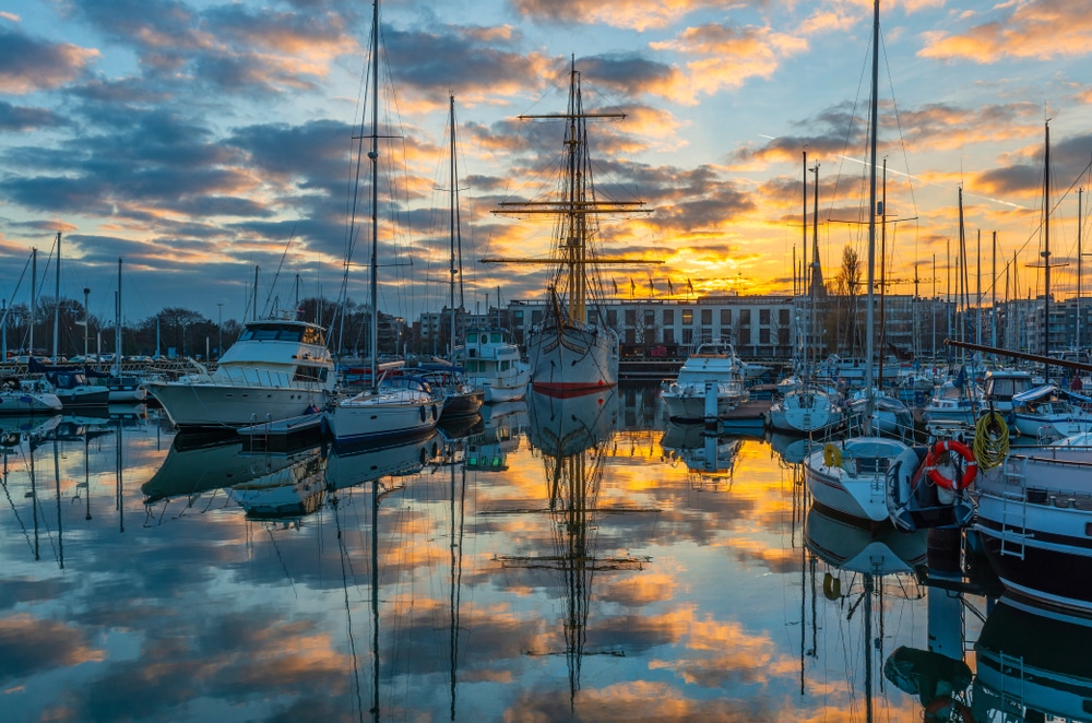 schepen in de haven van Oostende bij zonsondergang op een lichtbewolkte dag 