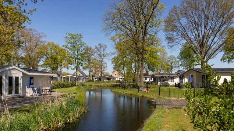 watertje met daarlangs vakantiewoningen op EuroParcs Resort Limburg