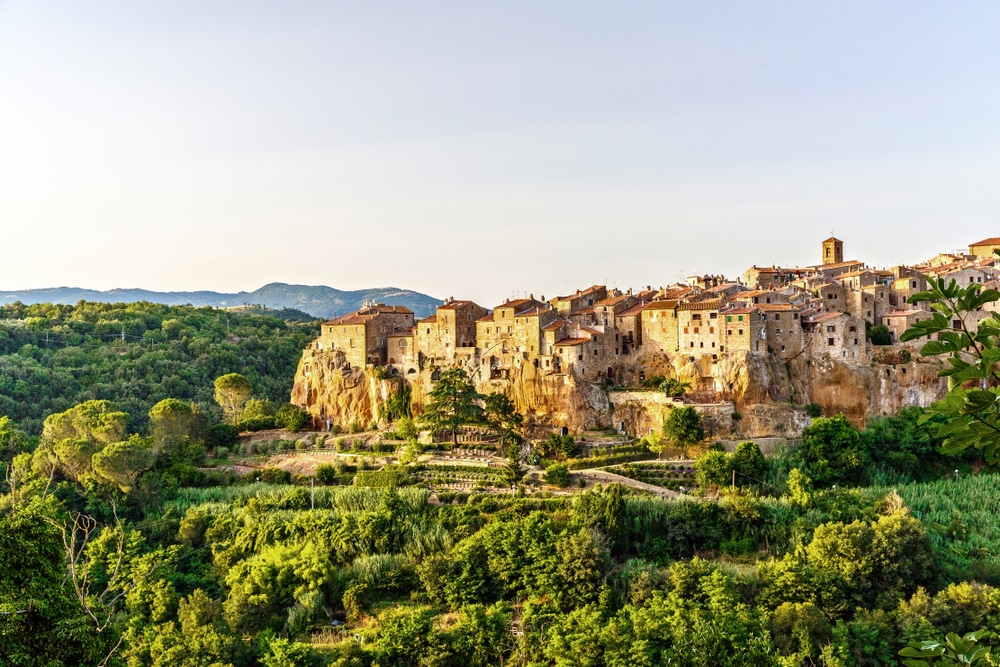 aanzicht op het dorpje Pitigliano in Toscane, dat is opgetrokken uit turfsteen