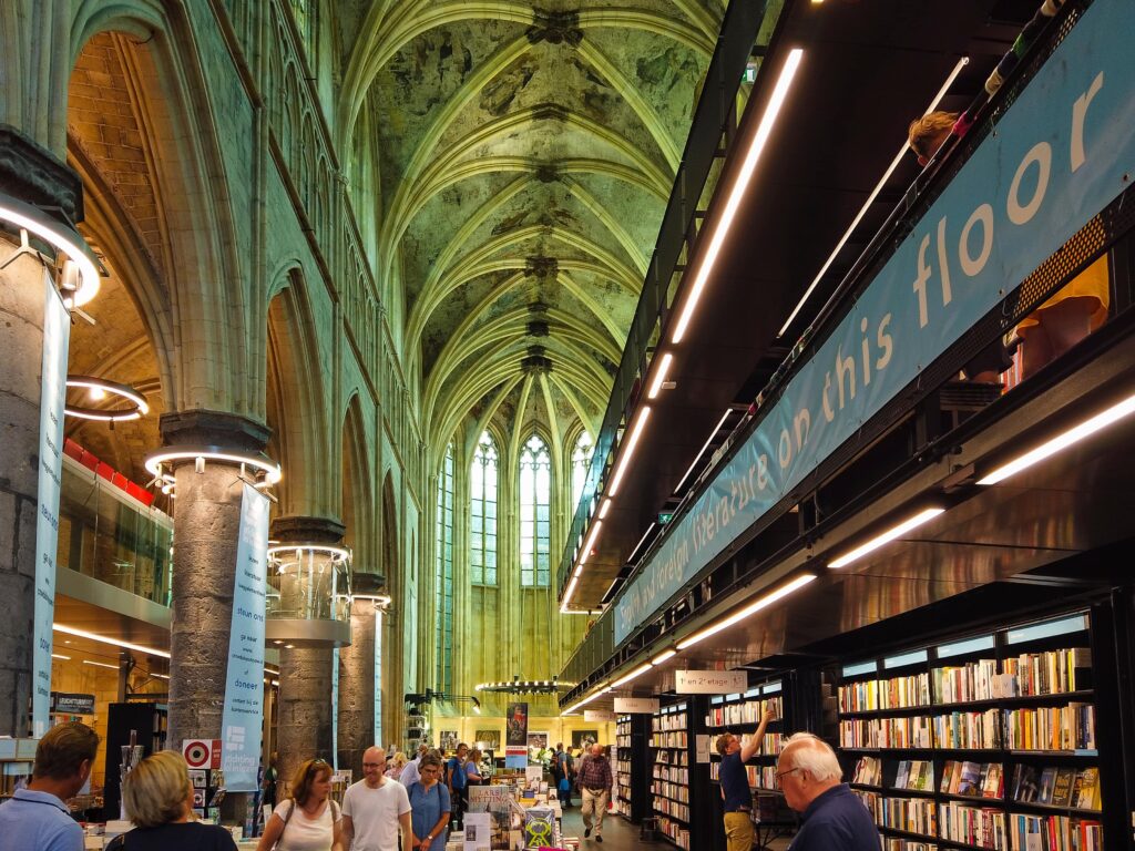 Boekhandel Dominicanenkerk Maastricht min, Stedentrip in de winter in Europa