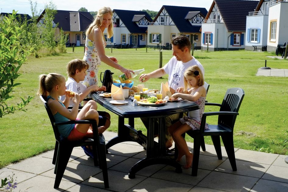 Gezellig samen buiten eten op Ferienresort Cochem Roompot, overnachten Sauerland