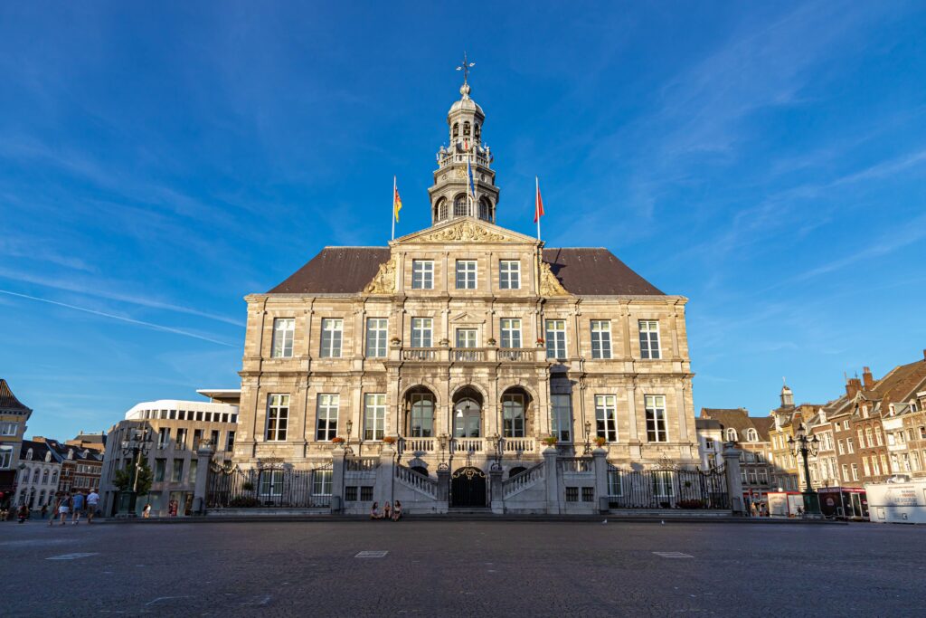 Het stadhuis Maastricht min, Stedentrip in de winter in Europa