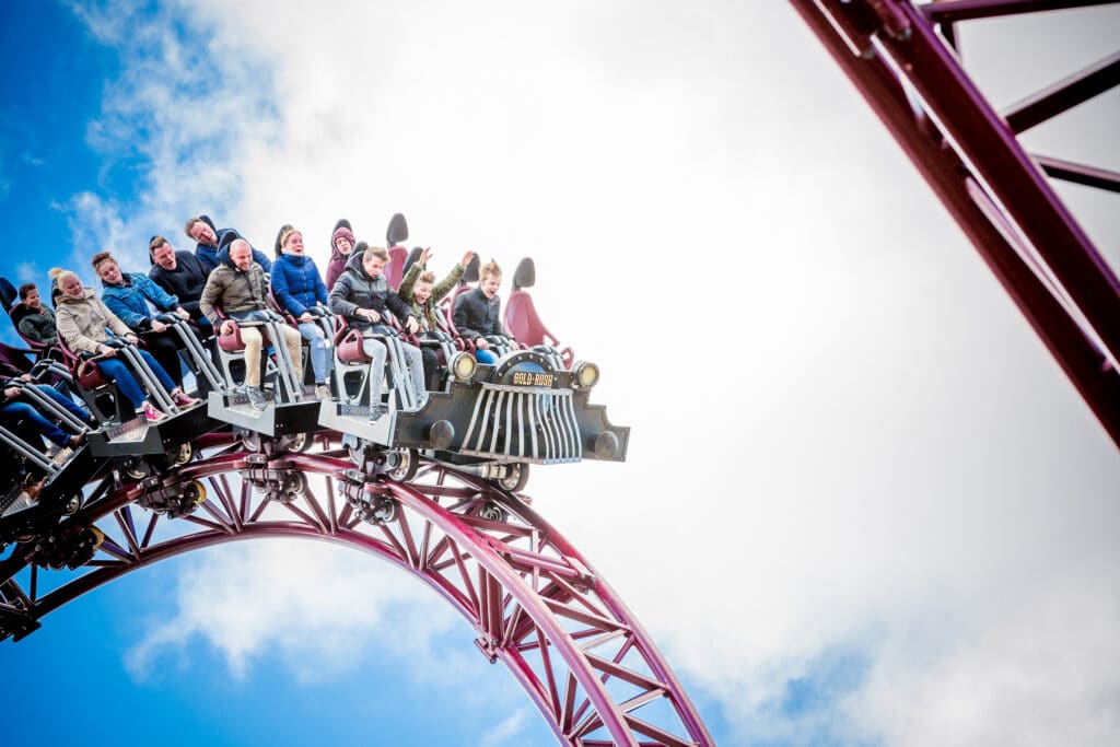 foto van mensen in een karretje in een achtbaan in Slagharen