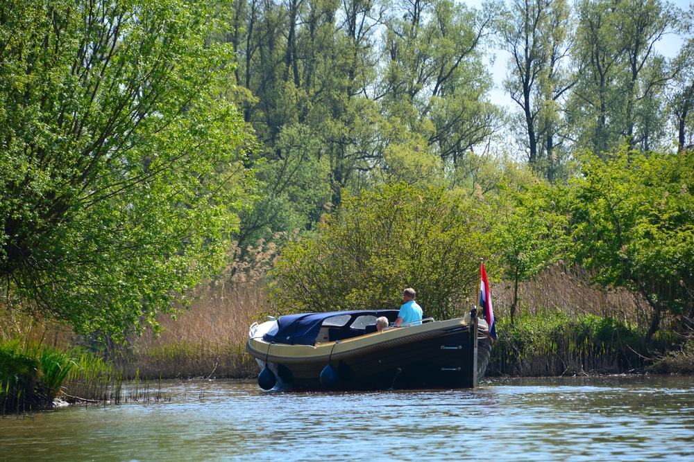 Bootje varen Biesbosch Nederland natuurgebied, 15 keer bijzonder overnachten op de Veluwe