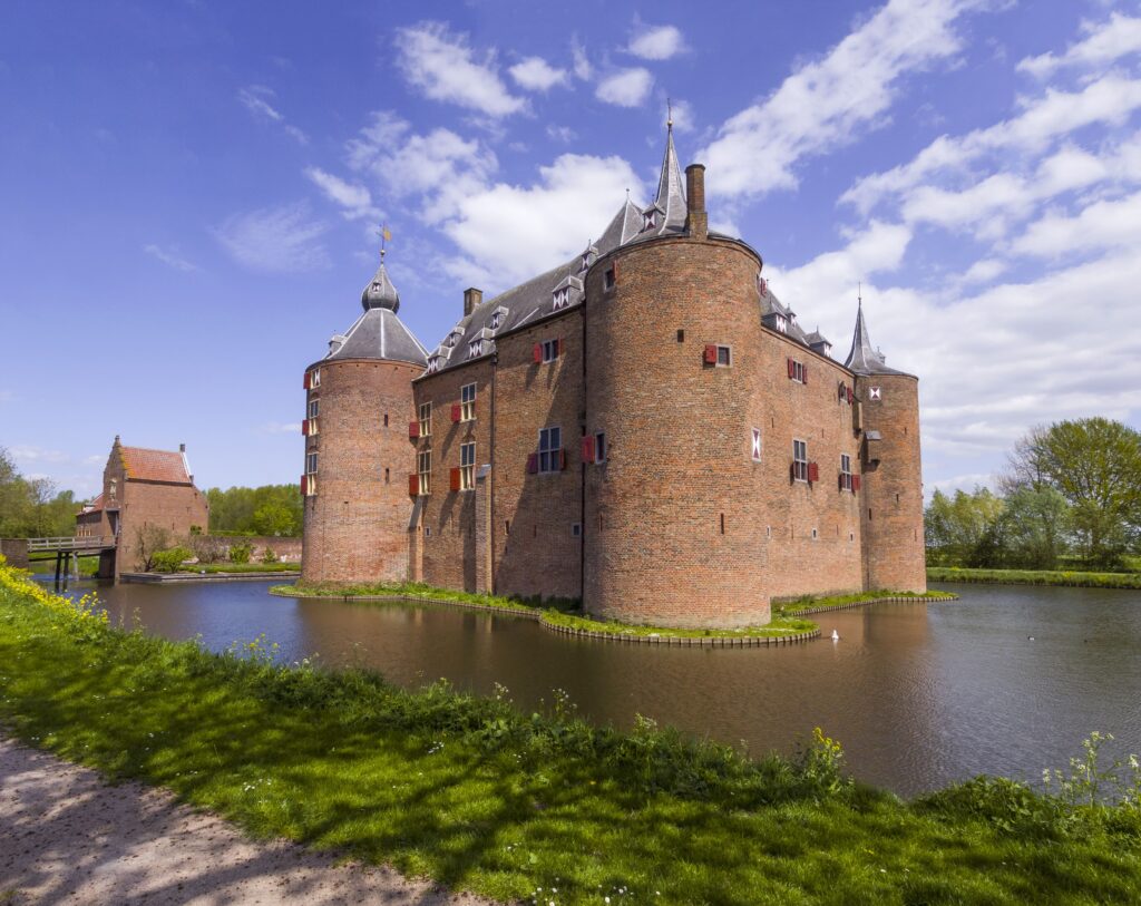 Kasteel Ammersoyen paleizen en kastelen nederland, wandelen Luxemburg mooiste wandelroutes