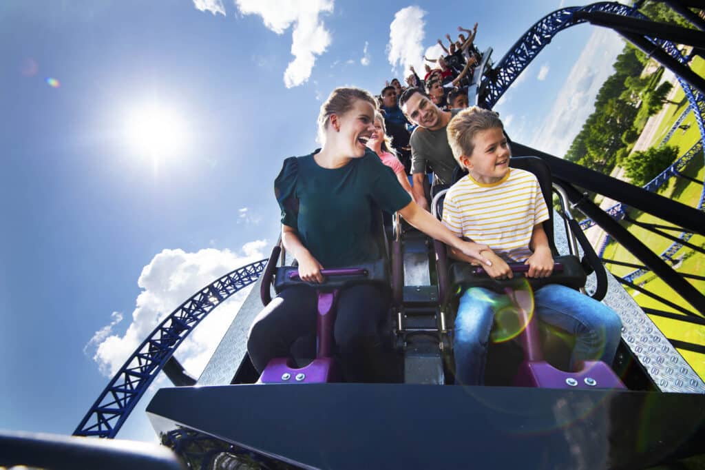 moeder met een zoontje voorin een achtbaan in Walibi die over de kop gaat