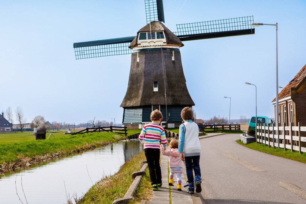 wandelen met kind Zuid Holland shutterstock 2074548982, wandelen in Zuid-Holland